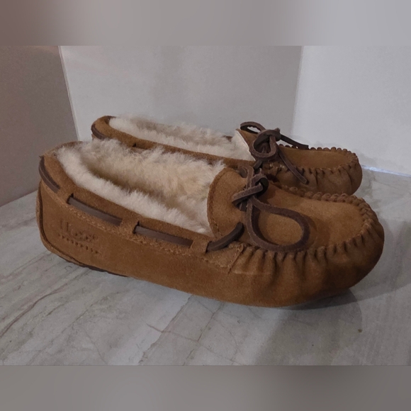 NWOB UGG Dakota Tan Kids Slippers Sz 12C - Picture 1 of 8